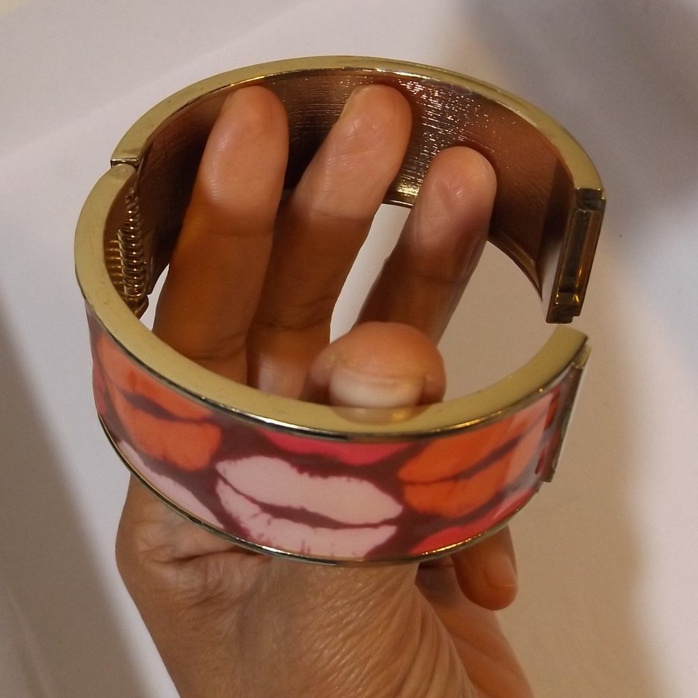 Lips Smooch Print Hinge Bracelet